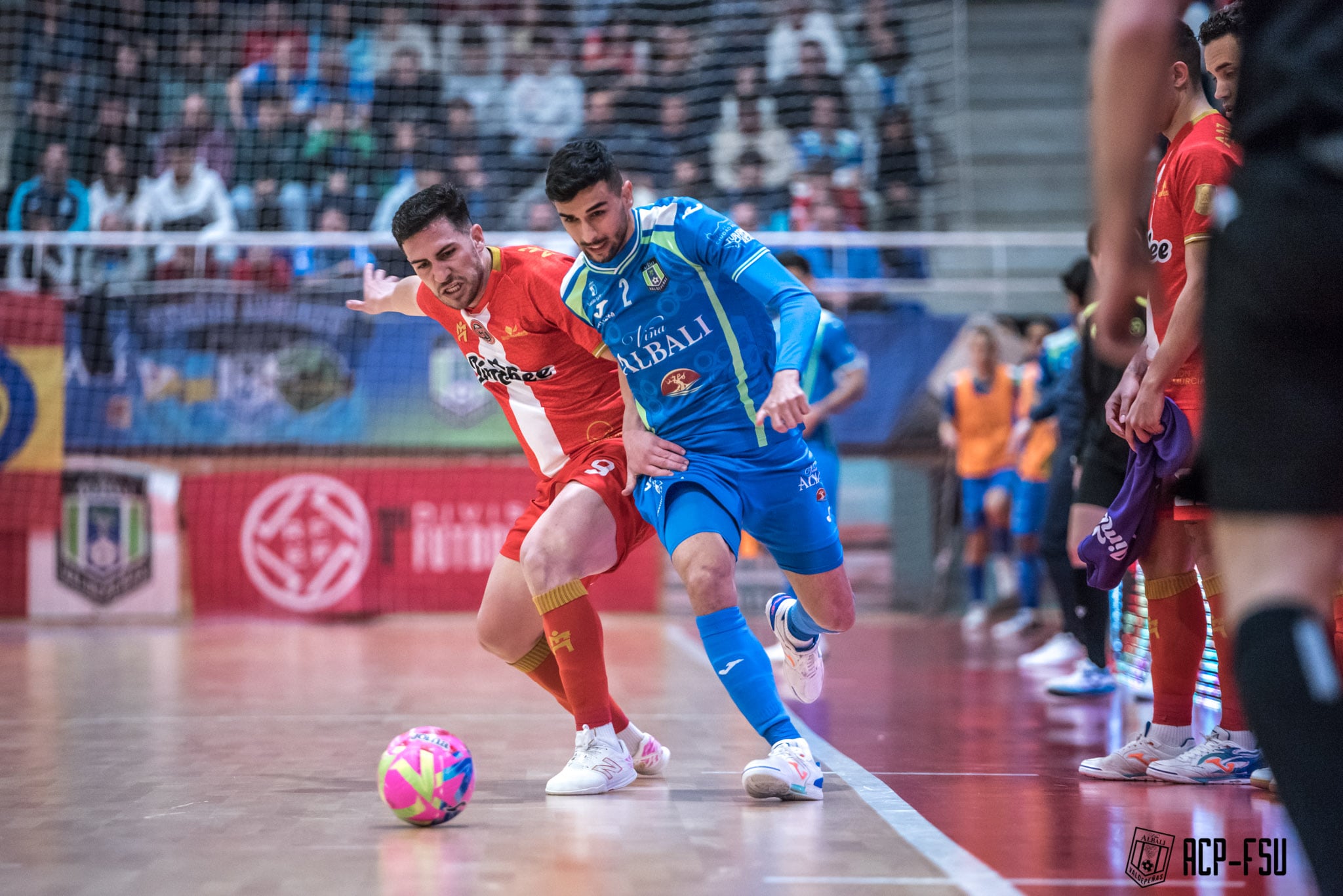 Pablo Ramírez pelea la pelota durante el partido con Valdepeñas de hace una semana