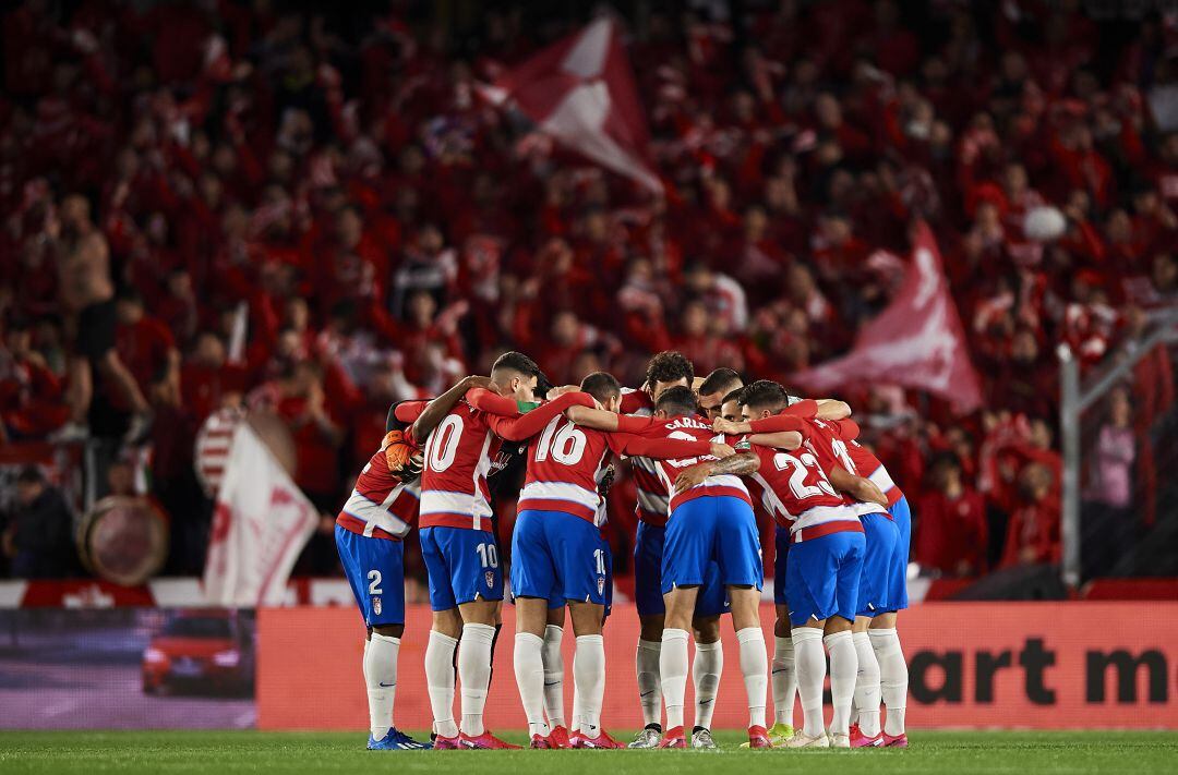 Los jugadores del Granada, antes del inicio del partido ante el Athletic.