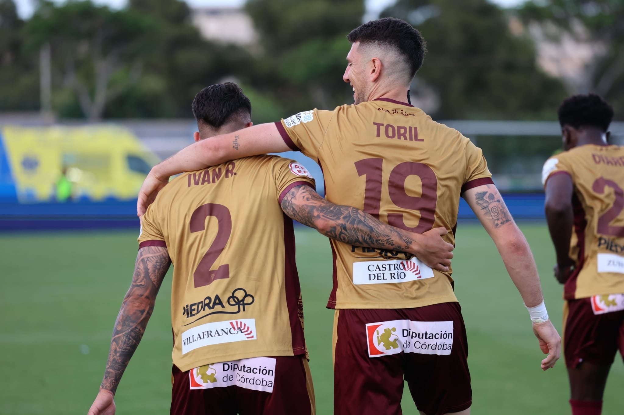 Toril e Iván Rodríguez celebran el gol.