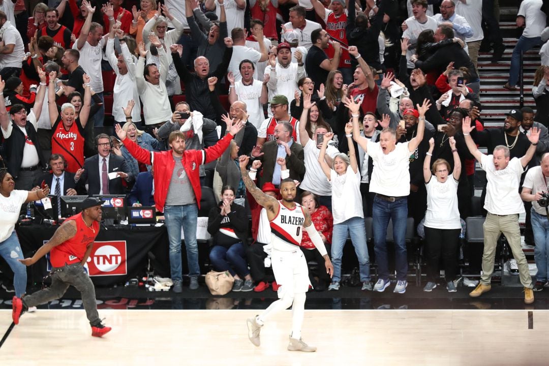 Damian Lillard celebra su espectacular canasta ganadora.