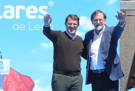 Imagen de archivo. Alfonso Fernández Mañueco y el expresidente del Gobierno, Mariano Rajoy, saludan a los asistentes en un acto electoral celebrado en León