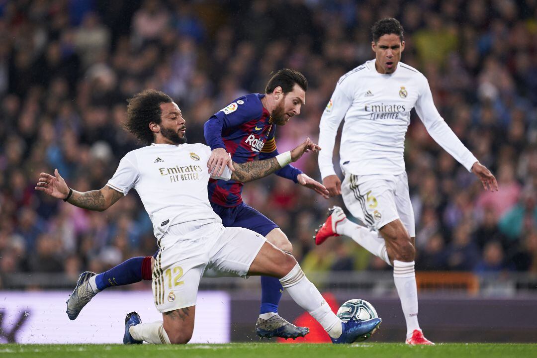 Marcelo, Messi y Varane durante el último clásico en marzo 2020. 