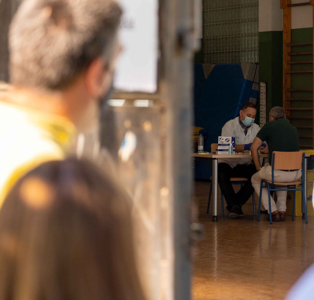 La gente espera, según la alcaldesa de Fabero, en la calle a poder entrar en el centro de salud a pesar de las malas condiciones meteorológicas de los últimos días