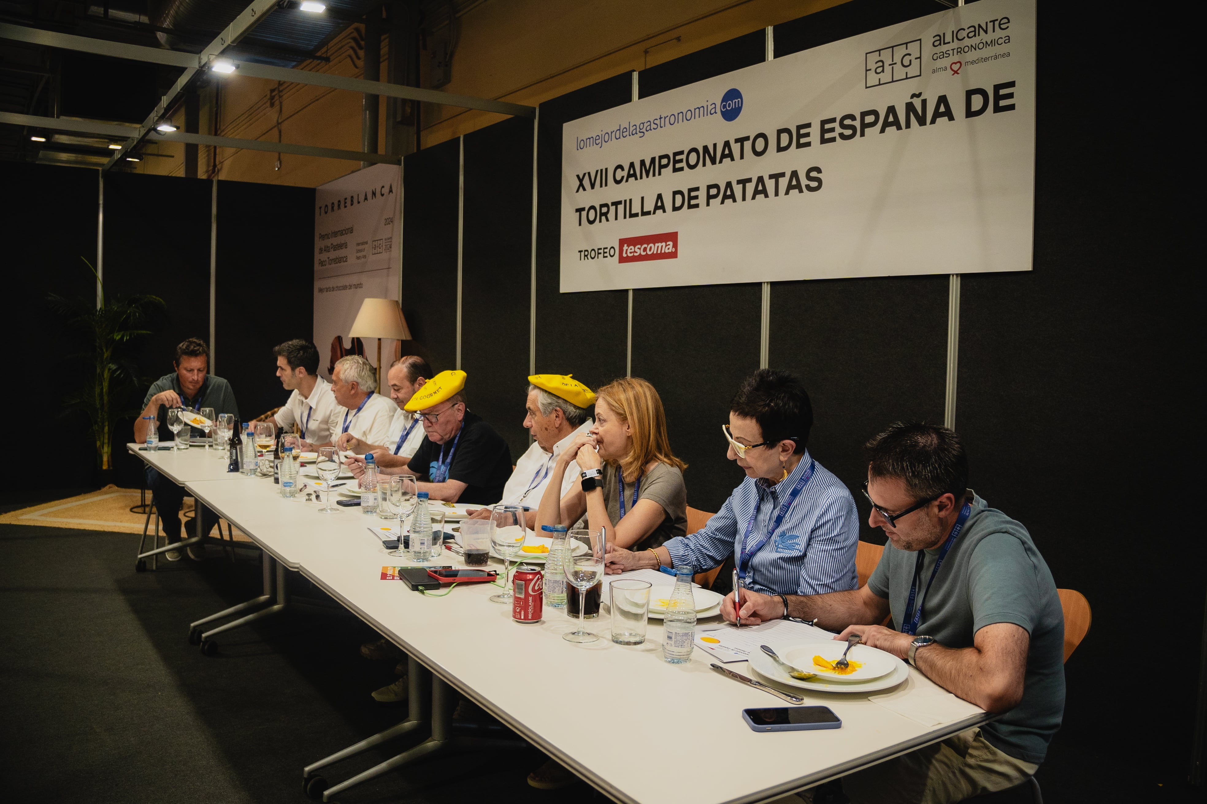 Kiko Moya, en un extremo de la mesa del jurado durante la elección de la mejor tortilla de patatas de España