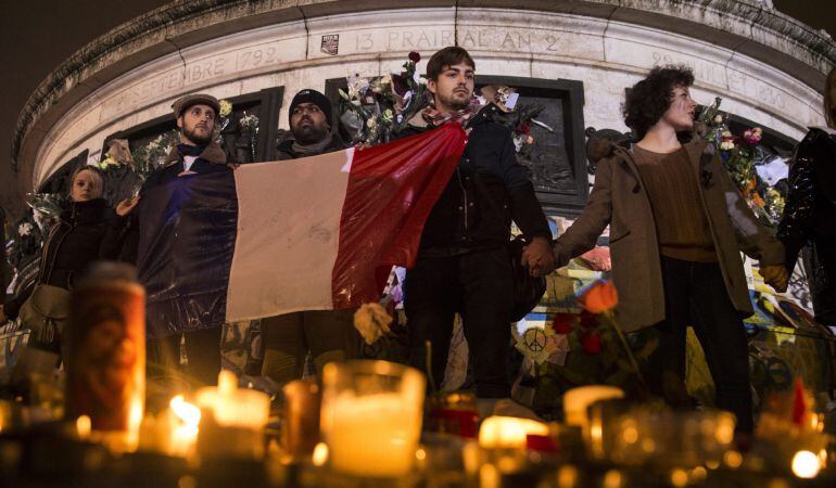 Varias personas cantan el himno nacional francés en la plaza de la República de París, Francia, hoy 17 de noviembre de 2015.