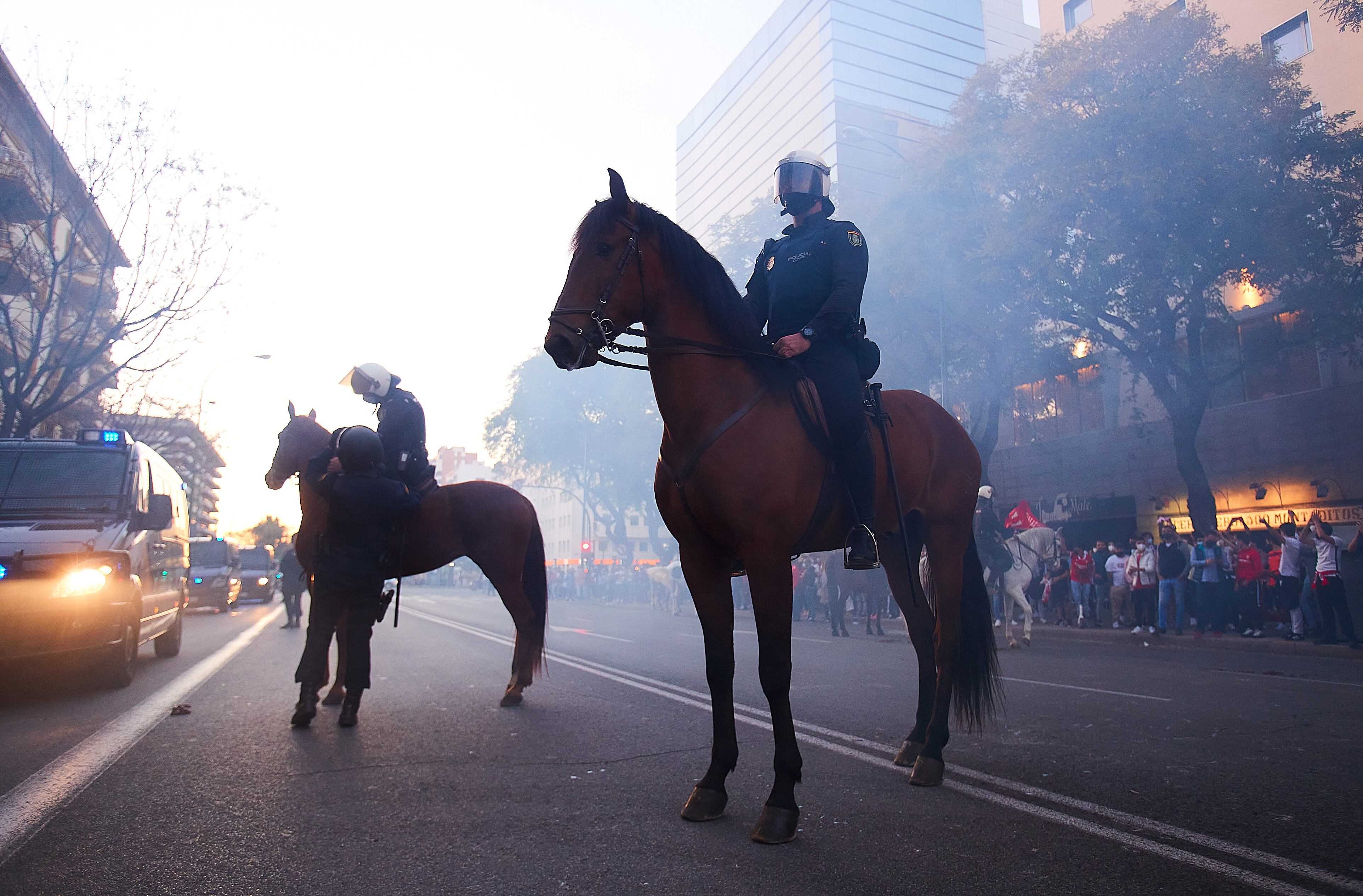 Un profesional de la Policía Nacional montado a caballo en Sevilla