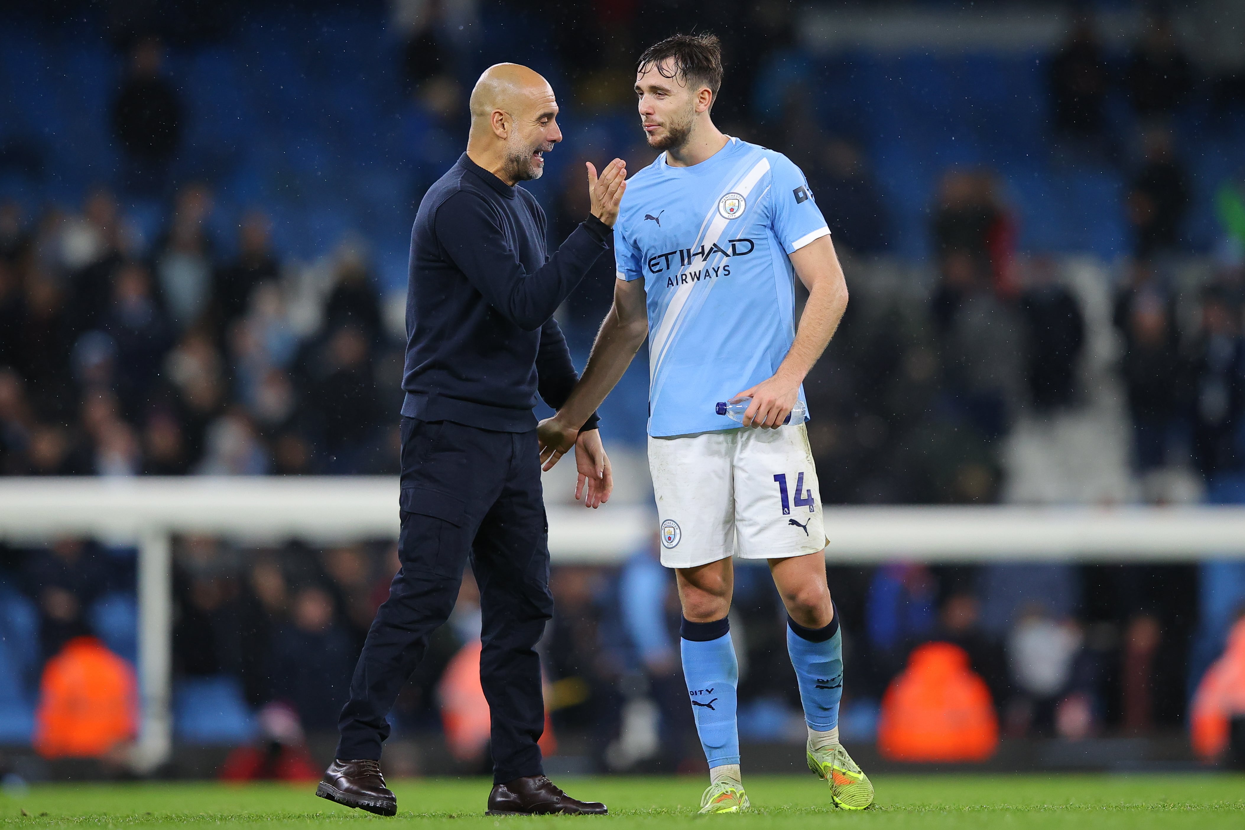 Guardiola da instrucciones a Nico González. (James Gill - Danehouse/Getty Images)