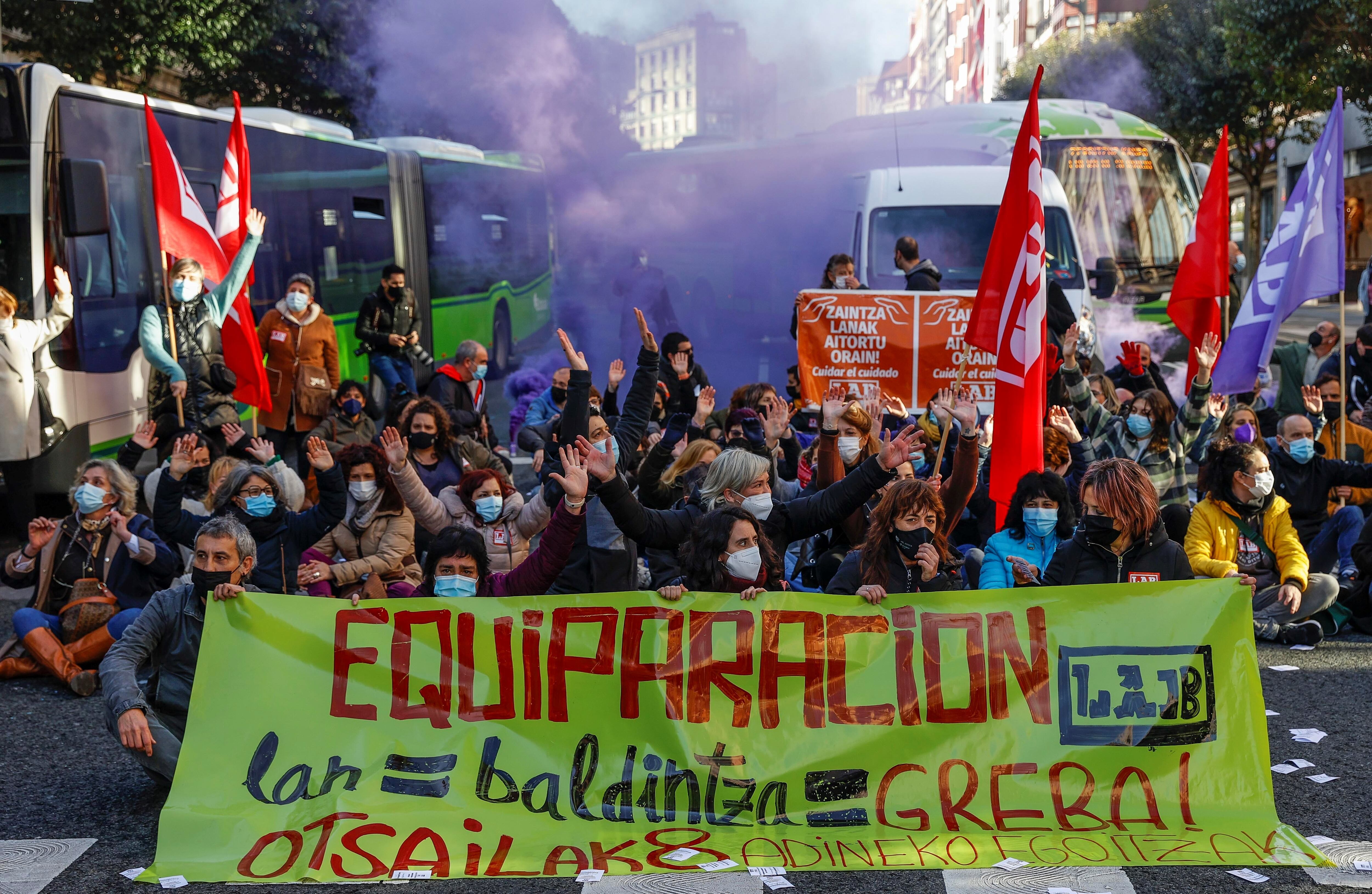 Los sindicatos ELA, LAB, CCOO y UGT han convocado este martes a las 5.000 trabajadoras que prestan su servicio en las residencias de ancianos de Bizkaia a una jornada de protestas en Bilbao en demanda de la apertura de negociaciones para renovar el convenio colectivo del sector. EFE/Miguel Toña