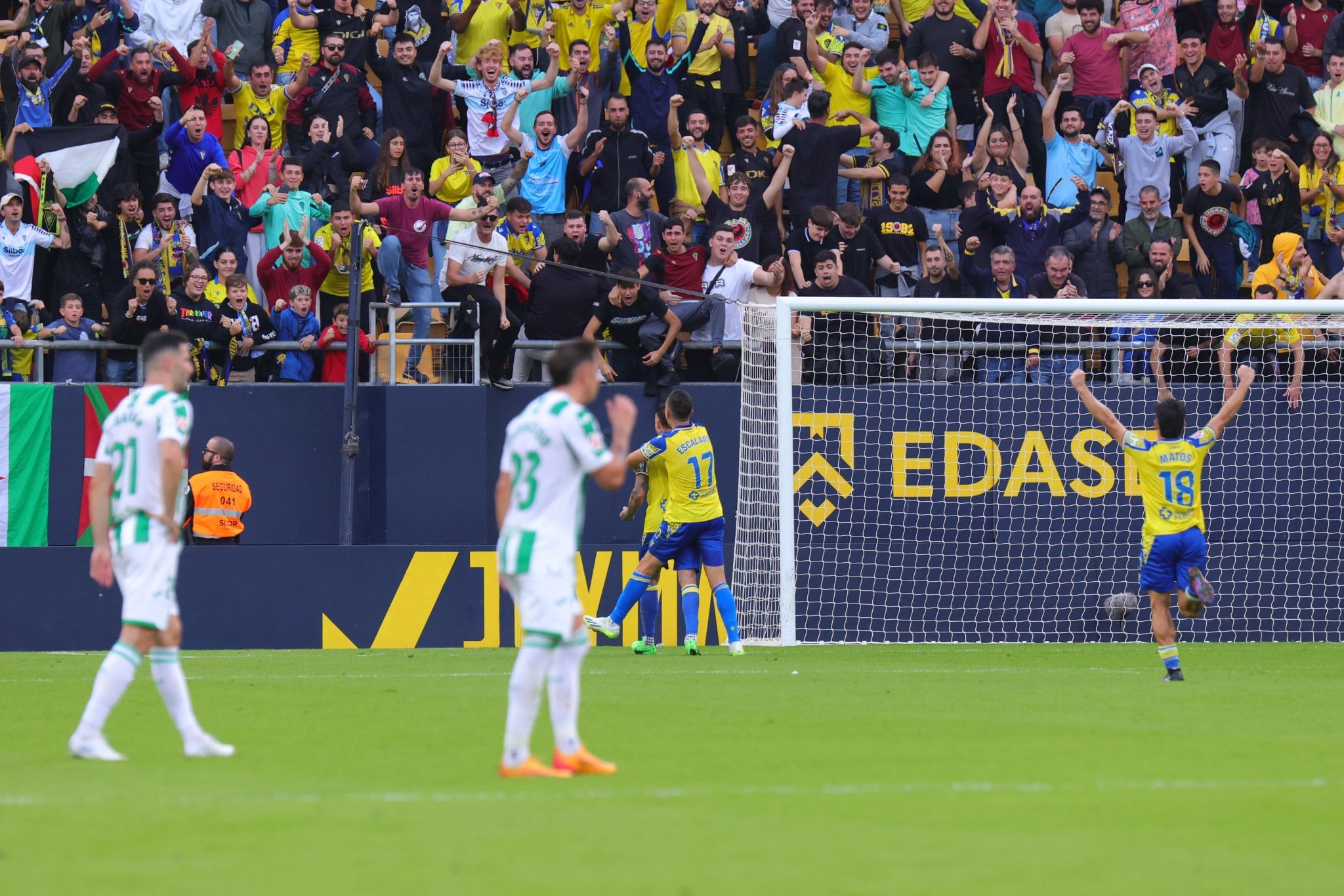 Roger Martí celebrando el 2-0 tras la confirmación del VAR en la jornada 15 de la Liga Hypermotion frente al Córdoba. Foto: Cádiz CF.