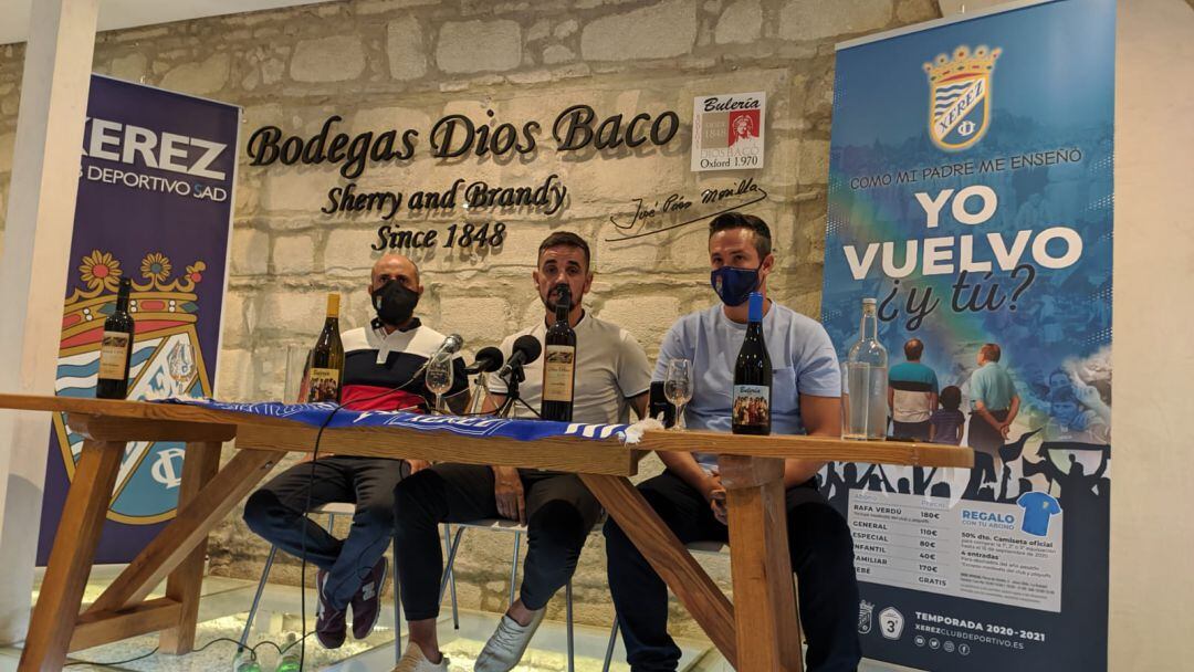 Carlos Calvo durante su presentación en la Bodega Dios Baco