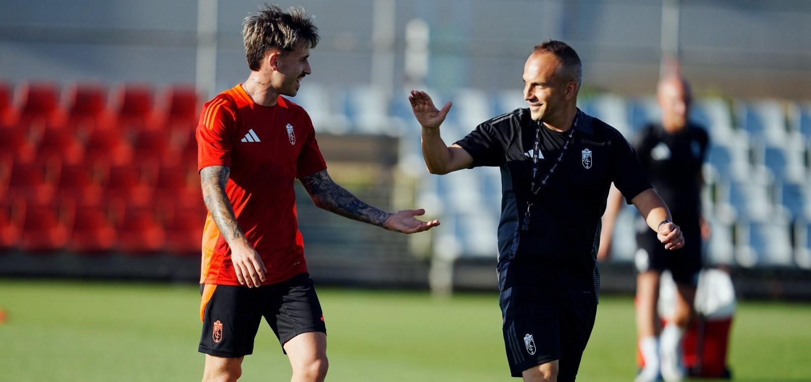 Maikel, de negro, en el entrenamiento del Granada con el lateral derecho, Ricard.