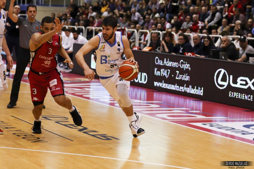 Imagen de Eric Quintela frente a un jugador del Valladolid