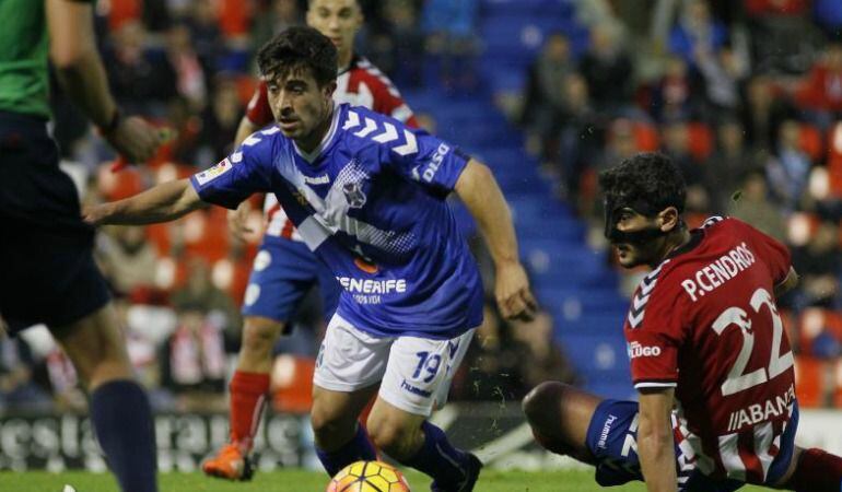 El Deportivo Alavés juega ante un tenerife que estrena entrenador.
