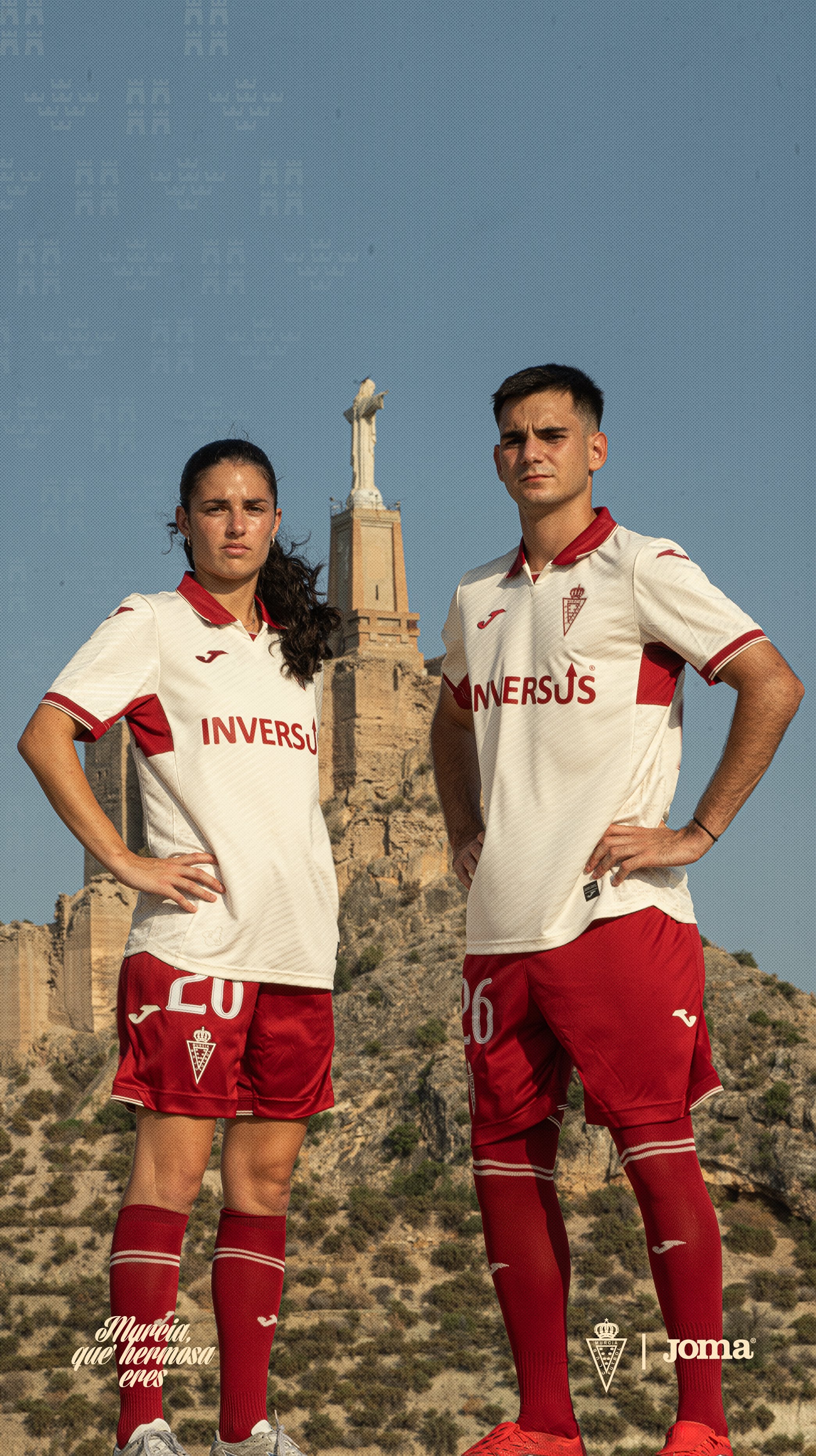 Dos modelos con la segunda equipación del Real Murcia