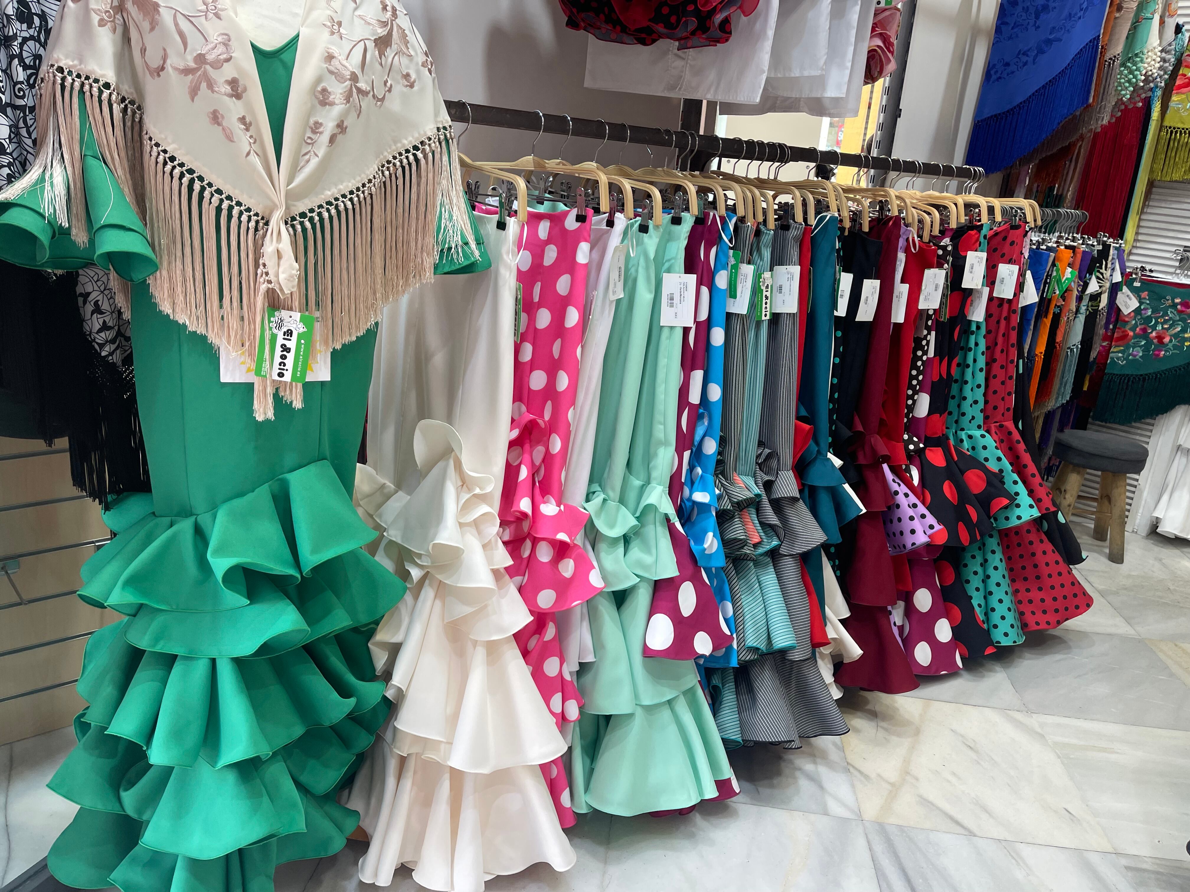 Tonos verdes jabonosos, morado y azul, así son las tendencias de moda flamenca en la tienda malagueña &#039;El Rocío&#039;