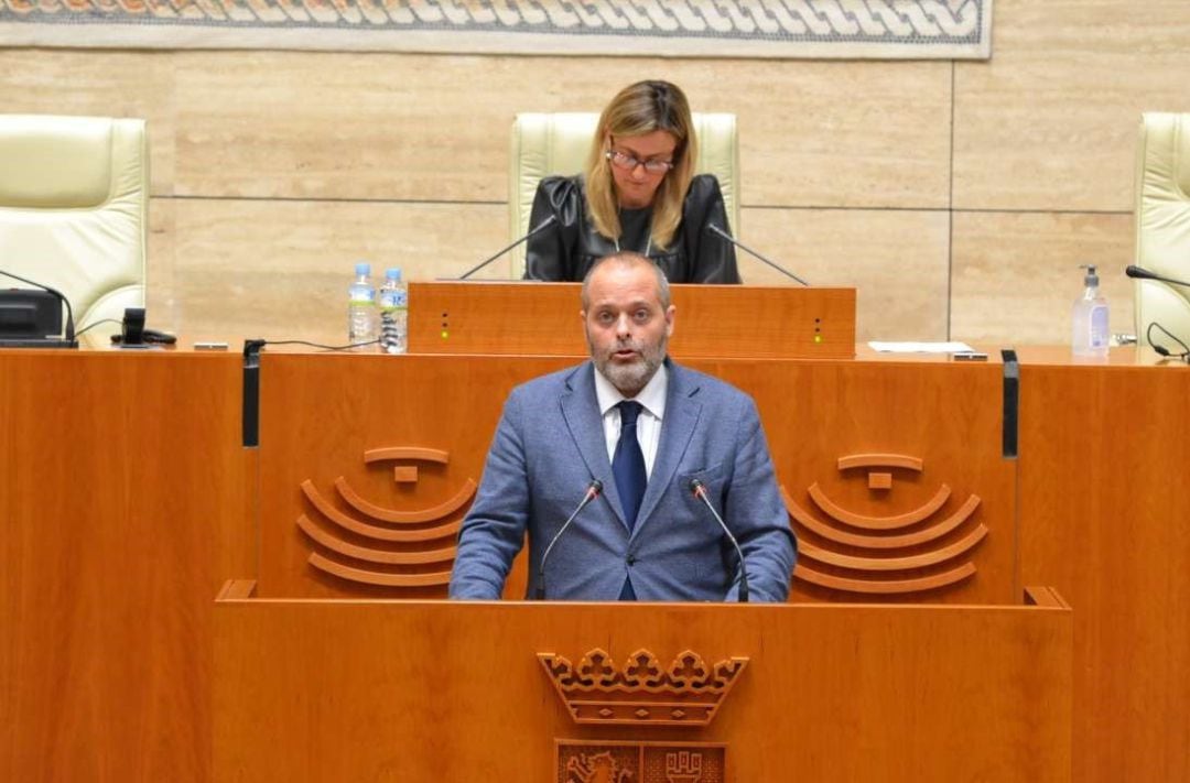 El consejero de Economía, Ciencia y Agenda Digital de la Junta de Extremadura, Rafael España, en su comparecencia en la Asamblea para convalidar el decreto-ley de medidas de flexibilización de horarios comerciales por el coronavirus