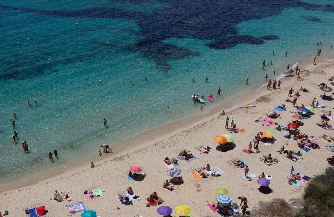 Decenas de personas, en la playa de Portals Nous, en el municipio de Calvia (Mallorca) el pasado 31 de mayo 