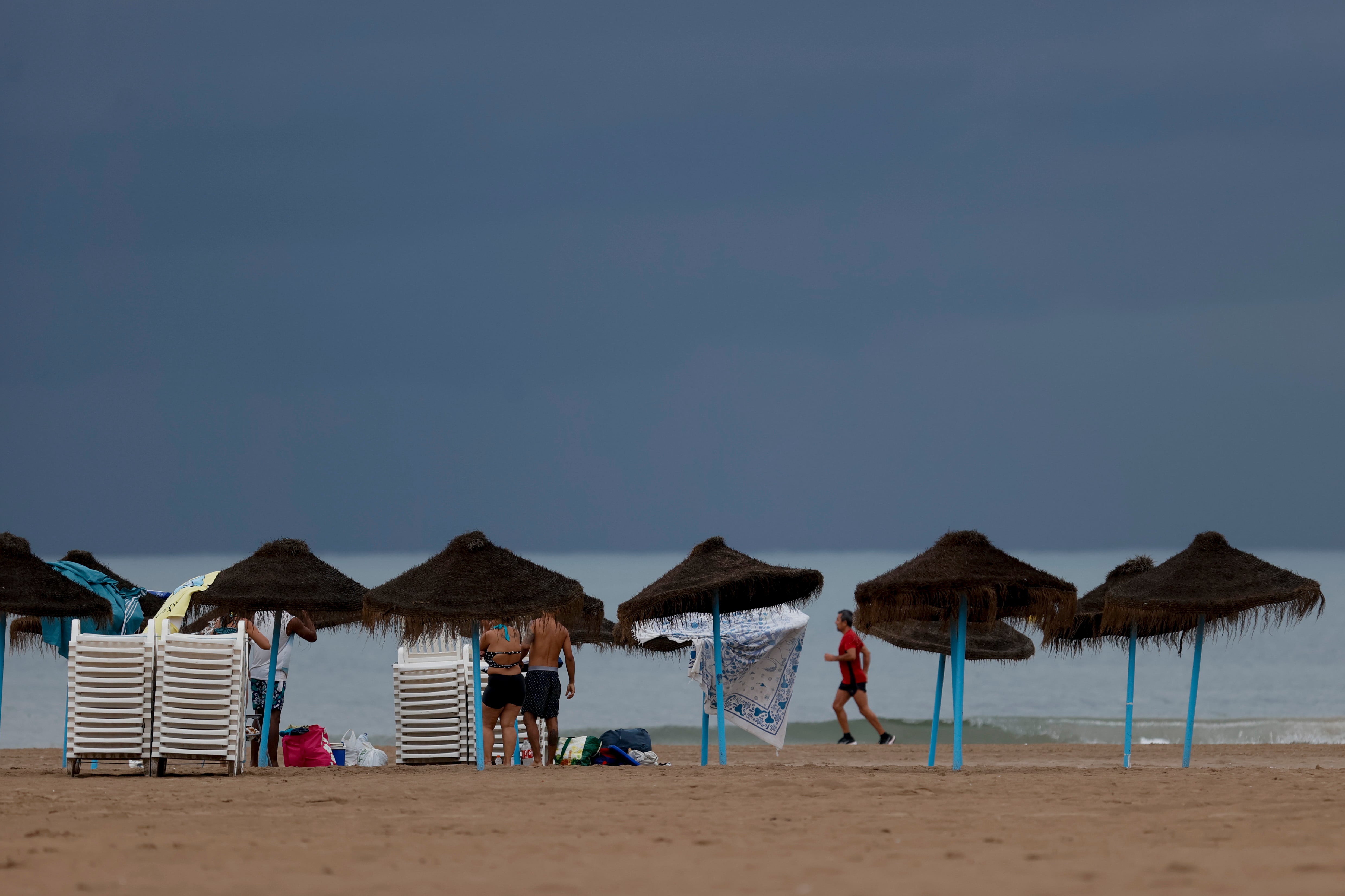 La playa de la Malvarrosa el pasado 27 de agosto tras una tormenta y con una bajada de 10 grados de temperatura.