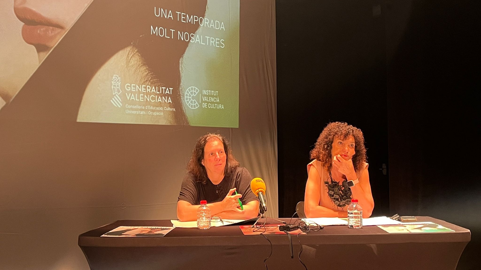 La secretaria autonómica de Cultura, Pilar Tébar junto a la delegada territorial del Institut Valencià de Cultura (IVC) en Alicante, Alicia Garijo, en la presentación de la programación de la nueva temporada del IVC en el Teatre Arniches.