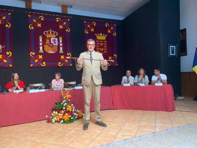 Marci Acuña, con el bastón de mando como alcalde de Haría