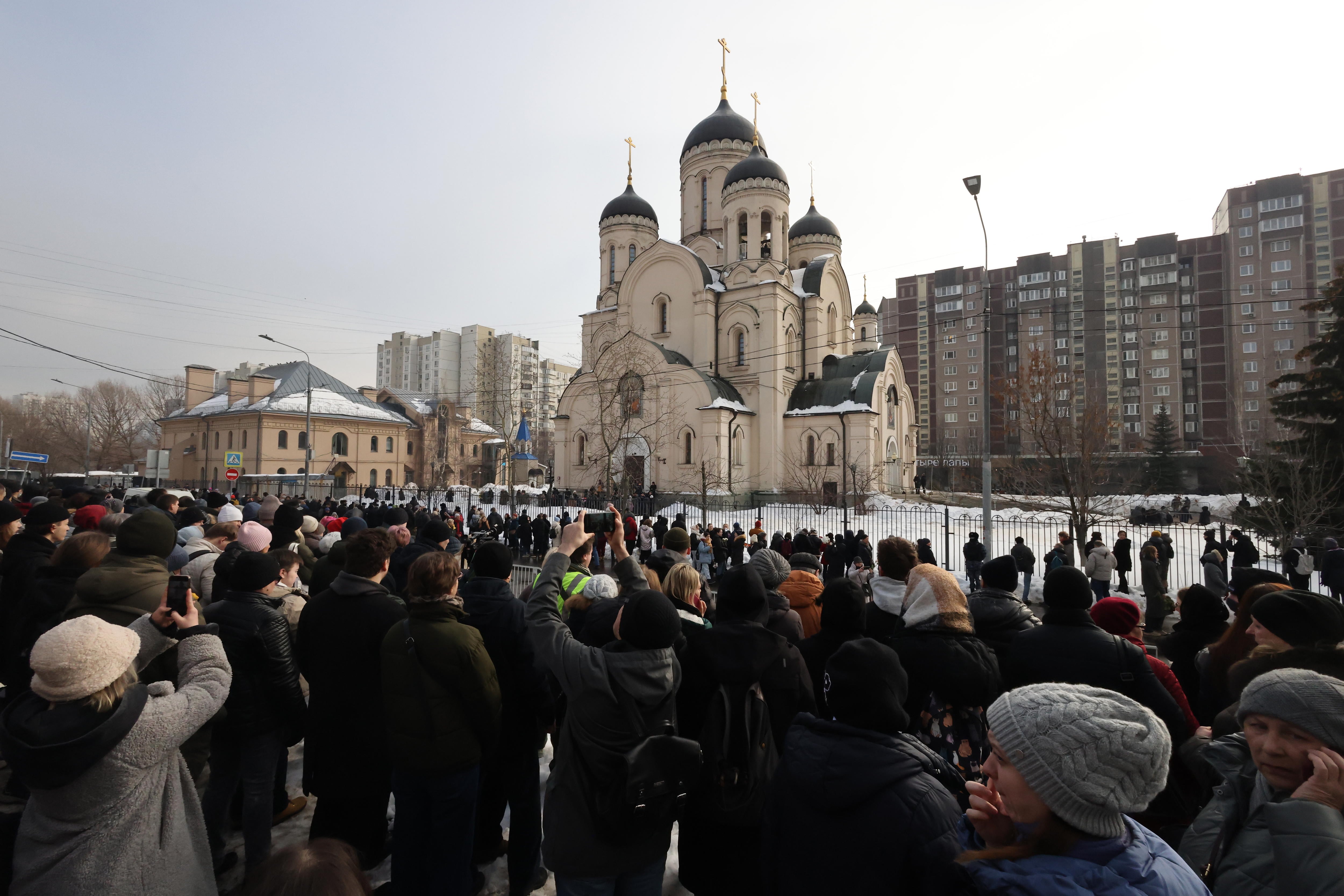 Miles de personas se han congregado a las puertas de la iglesia donde se ha oficiado el funeral de Navalni