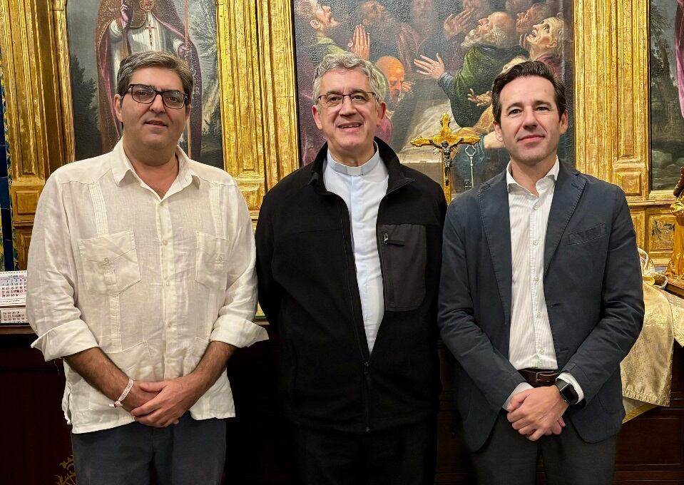 De izquierda a derecha, Álvaro Enríquez Amador, hermano mayor de la Sagrada Cena; Francisco José Blanc Castán, párroco de San Román y Santa Catalina; y Luis de la Iglesia García, teniente hermano mayor de Las Cigarreras