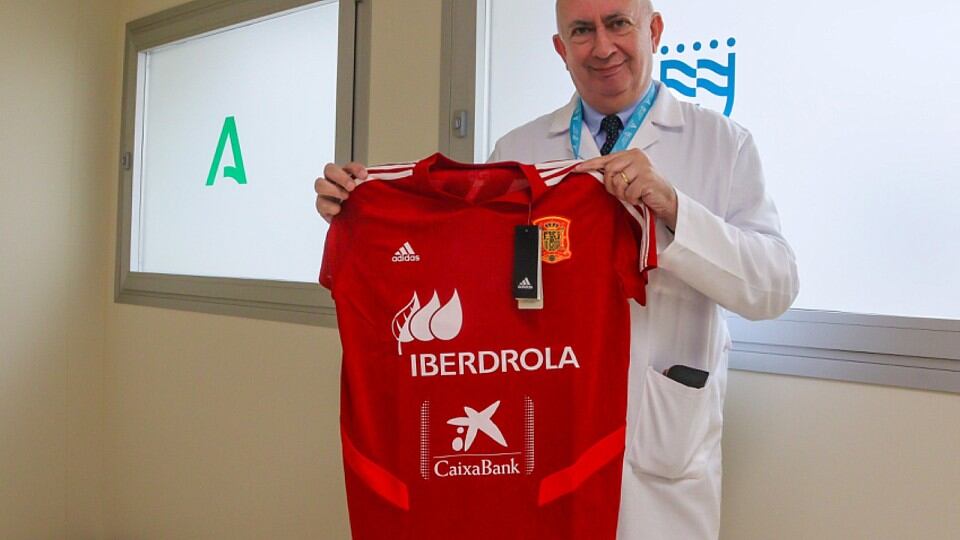 La APDM y la RFEF llevan regalos de Navidad a los niños y niñas internados en el Hospital Materno Infantil