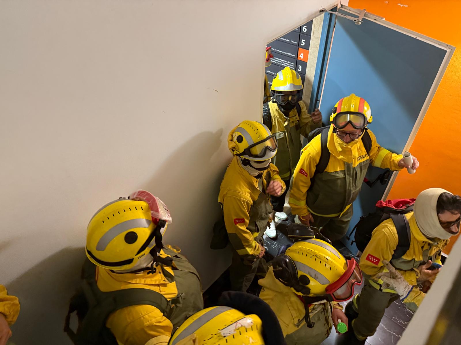 Bomberos forestales de la Comunidad de Madrid dentro de la sede de TRAGSA