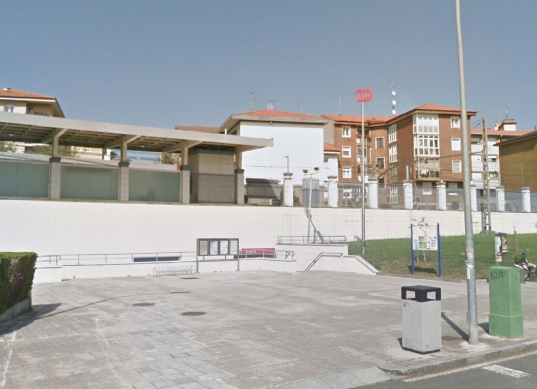 Un grupo de 7 adultos y 3 menores llegó a la estación y el vigilante pidió a dos de los mayores que se pusieran la mascarilla y después siguió con su ronda.