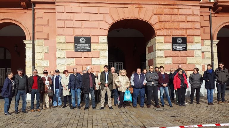 La concentración se ha llevado a cabo junto a la fachada del Ayuntamiento de Eibar 