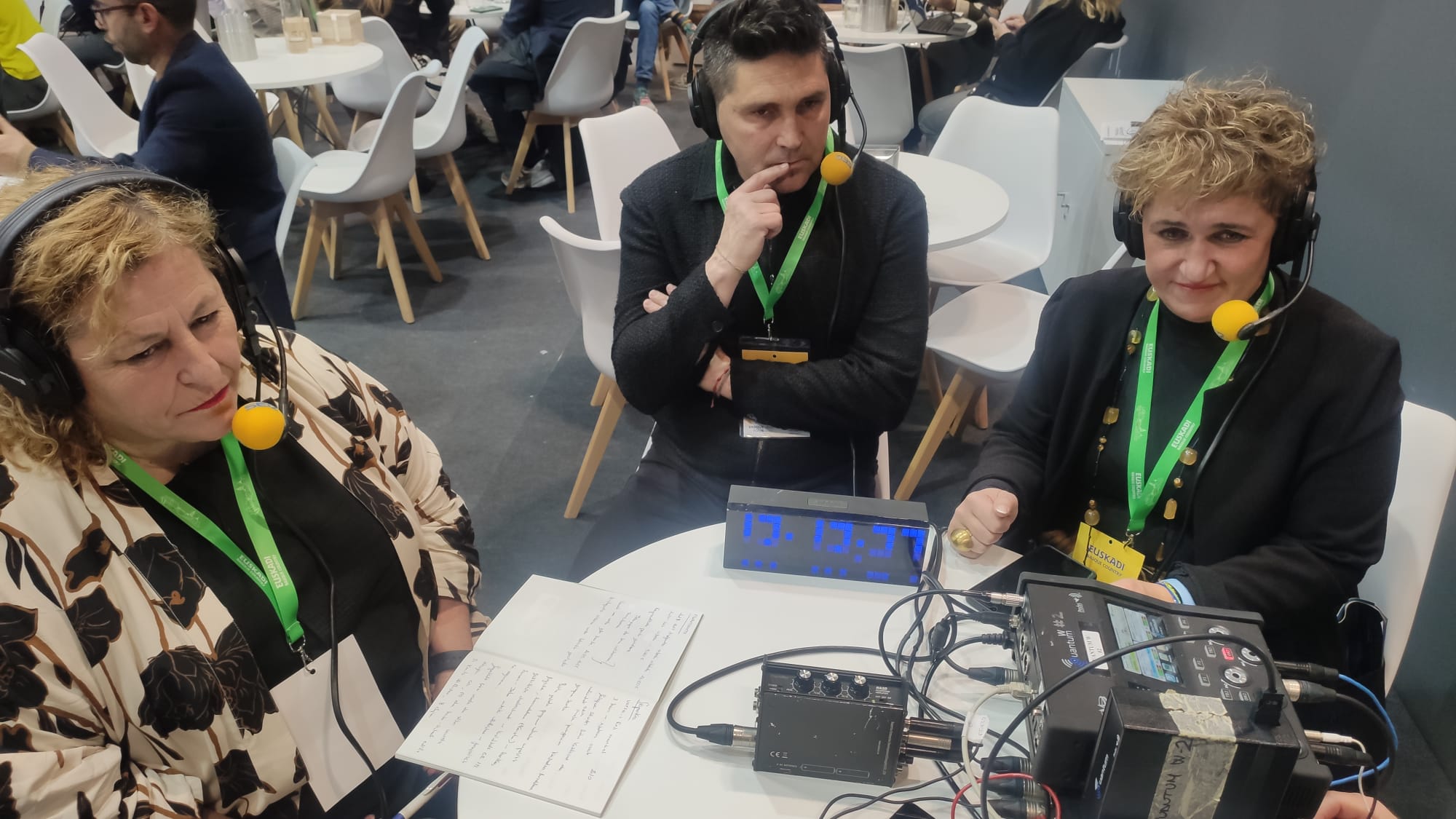 Alazne Txurruka (alcaldesa de Deba), el Mikel Serrano (alcalde de Zumarraga) y Ana Azkoitia (alcaldesa de Azkoitia) en FITUR