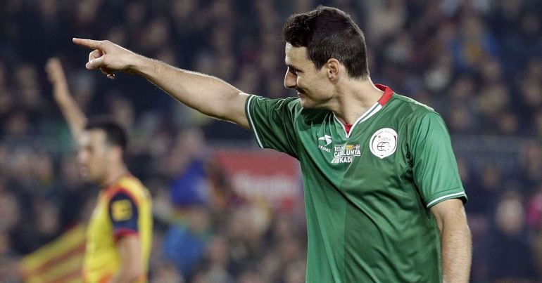 El denatero de la selección de Euskadi Aduriz celebra tras marcar ante la selección catalana, durante el partido amistoso que disputan esta noche en el Camp Nou, en Barcelona.