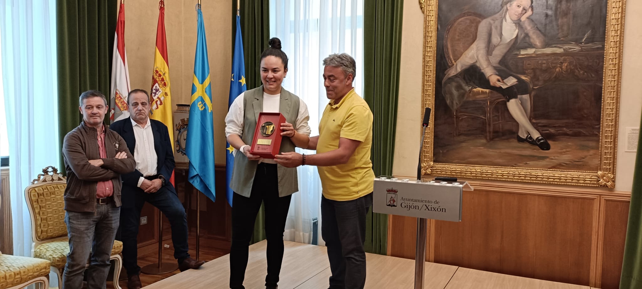 Natasha Lee, tras anunciar su retirada del hockey, recibe un obsequio de manos del concejal de Deportes de Gijón Ramón Tuero, ante la mirada del presidente y el director deportivo del Telecable Hockey Club.