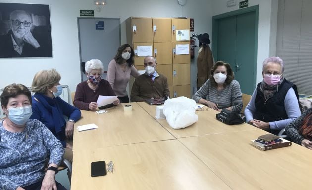 Luis Clemente (al fondo) coordina el taller de lectura Letras Mágicas.