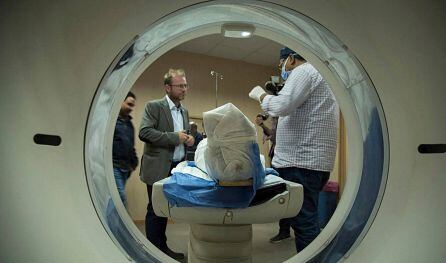 El director de las excavaciones, Alejandro Jim&eacute;nez, minutos antes de realizar un TAC a una momia.