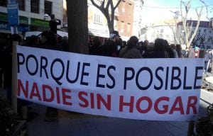 Pancarta desplegada en la Plaza de Cervantes por Cáritas
