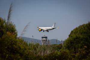 Archivo - Un avión aterriza en el aeropuerto de Josep Tarradellas Barcelona-El Prat, cerca del espacio protegido natural de La Ricarda, a 9 de junio de 2021, en El Prat de Llobregat, Barcelona, Cataluña (España).