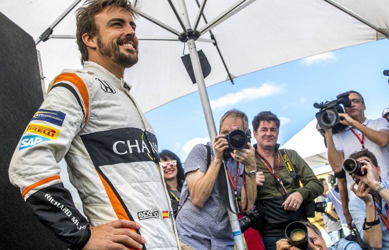 Fernando Alonso posa para los fotógrafos en Albert Park.