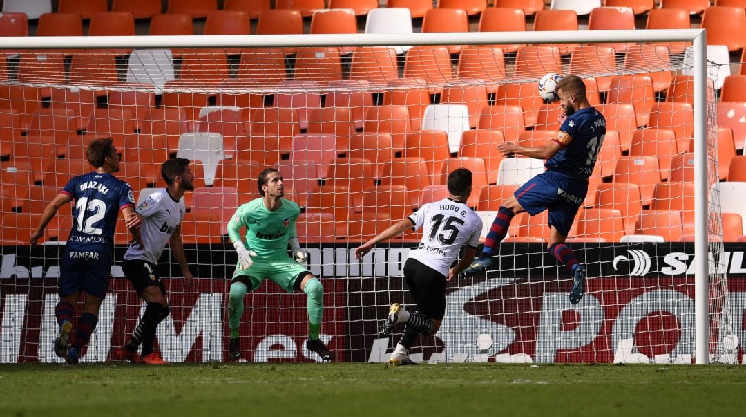 VALENCIA, SPAIN - SEPTEMBER 26: Jorge Pulido of SD Huesca misses a chance during the La Liga Santader match between Valencia CF and SD Huesca at Estadio Mestalla on September 26, 2020 in Valencia, Spain. Sporting stadiums in Spain remain under strict restrictions due to the Coronavirus Pandemic as Government social distancing laws prohibit fans inside venues resulting in games being played behind closed doors. (Photo by David Ramos, Getty Images)