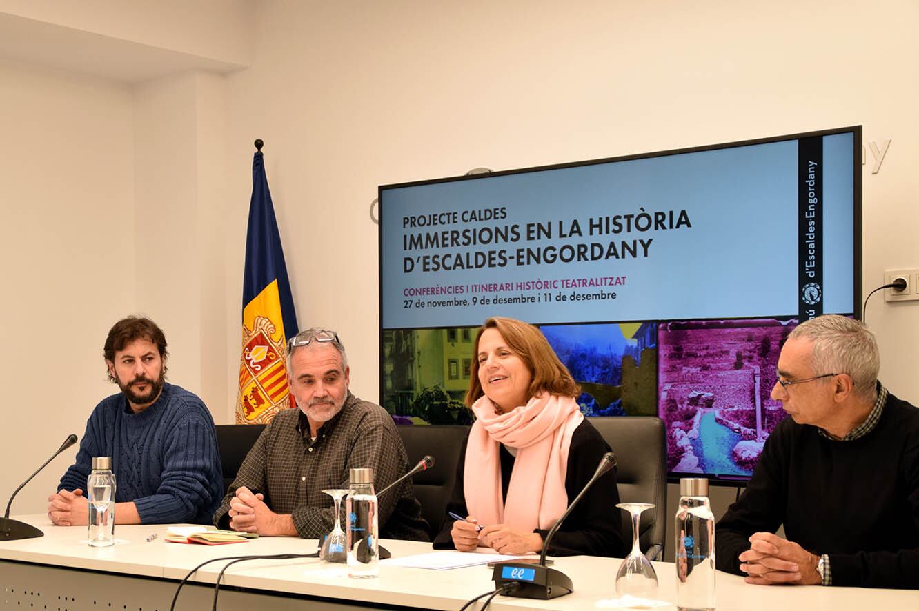 El director de l'espectacle, Juanma Casero; el responsable del guió, Albert Roig; la cònsol major d'Escaldes-Engordany, Rosa Gili, i l'historiador David Mas en la presentació de la representació.