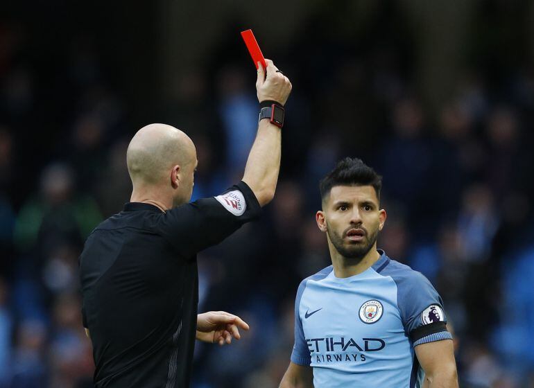 Momento en el que el colegiado expulsa al &#039;Kun&#039; Agüero.