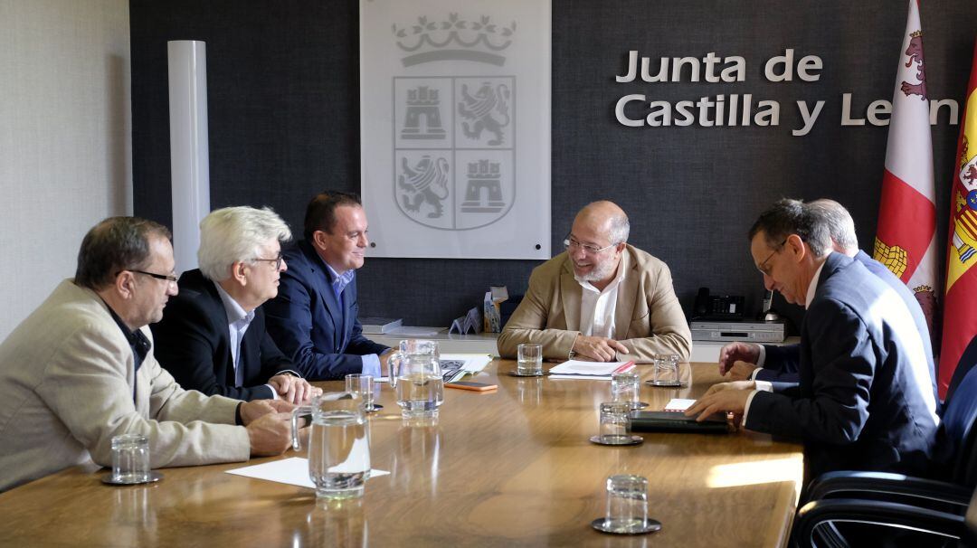 Reunión del vicepresidente de la Junta de Castilla y León, Franciso Igea, con los promotores de la biorrefinería de Barcial del Barco