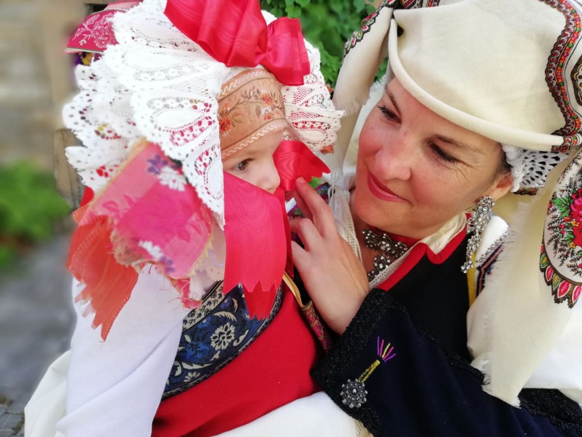 "Miradas", fotografía ganadora del Concurso de Indumentaria Tradicional "Antonieta Sanagustín"