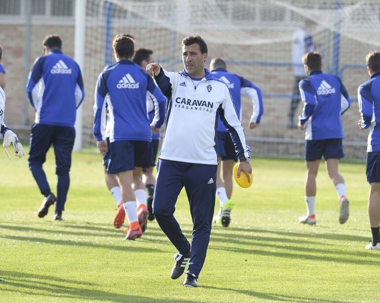 Raúl Agné dando instrucciones a la plantilla en su primer entrenamiento