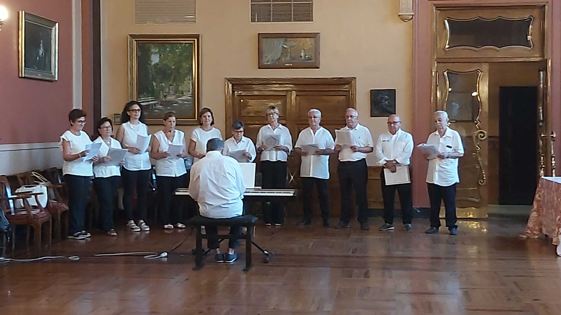 Un momento de la actuación de la Coral del Círculo Industrial durante la presentación de la XII edición de la Regata