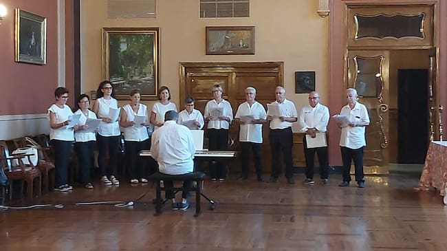Un momento de la actuación de la Coral del Círculo Industrial durante la presentación de la XII edición de la Regata