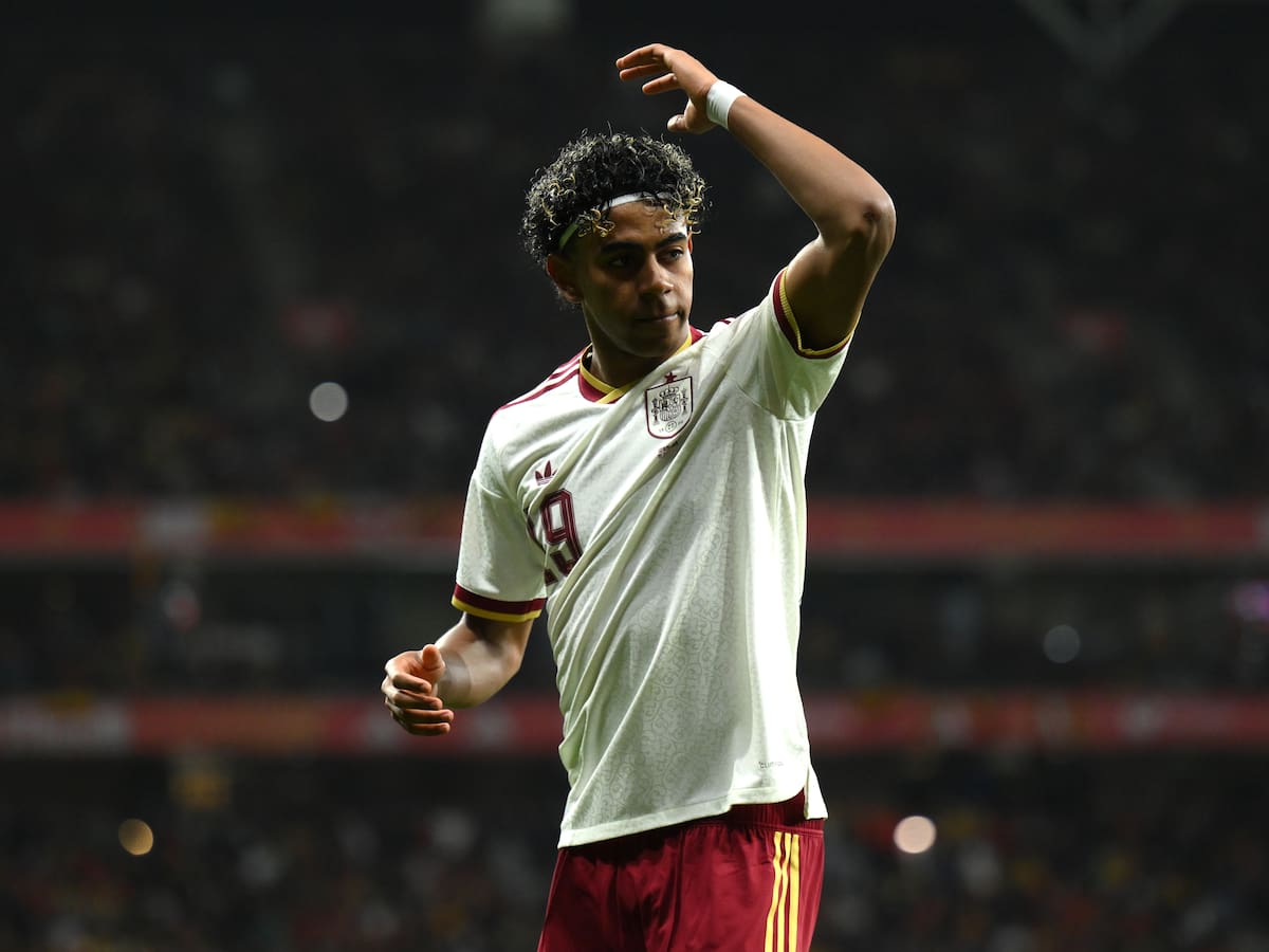 Rafael Louzán condena los cánticos racistas en Cornellá y los tacha de "incidente aislado": "Salvando eso, ha habido un gran ambiente"