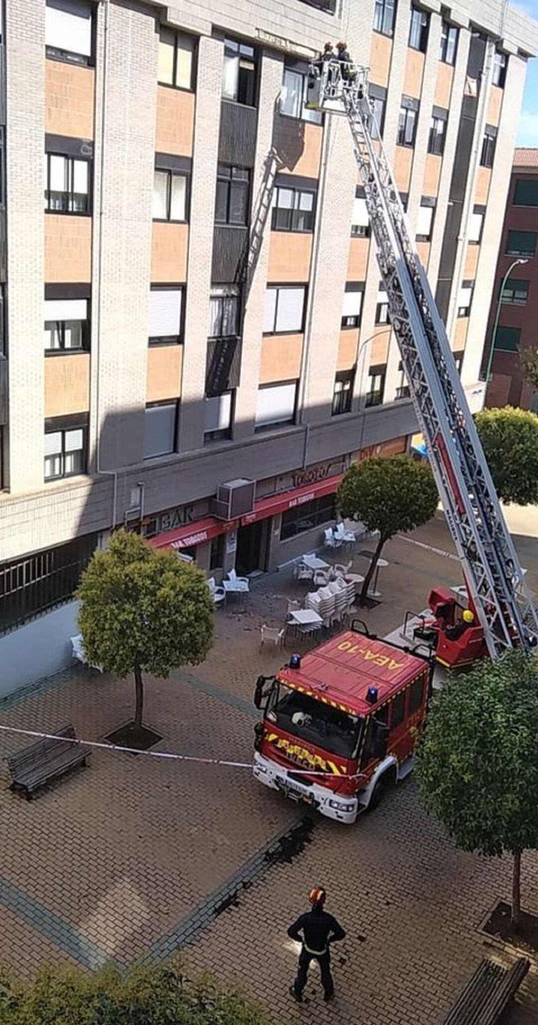 Bomberos intervienen por caída de cascotes en Delicias