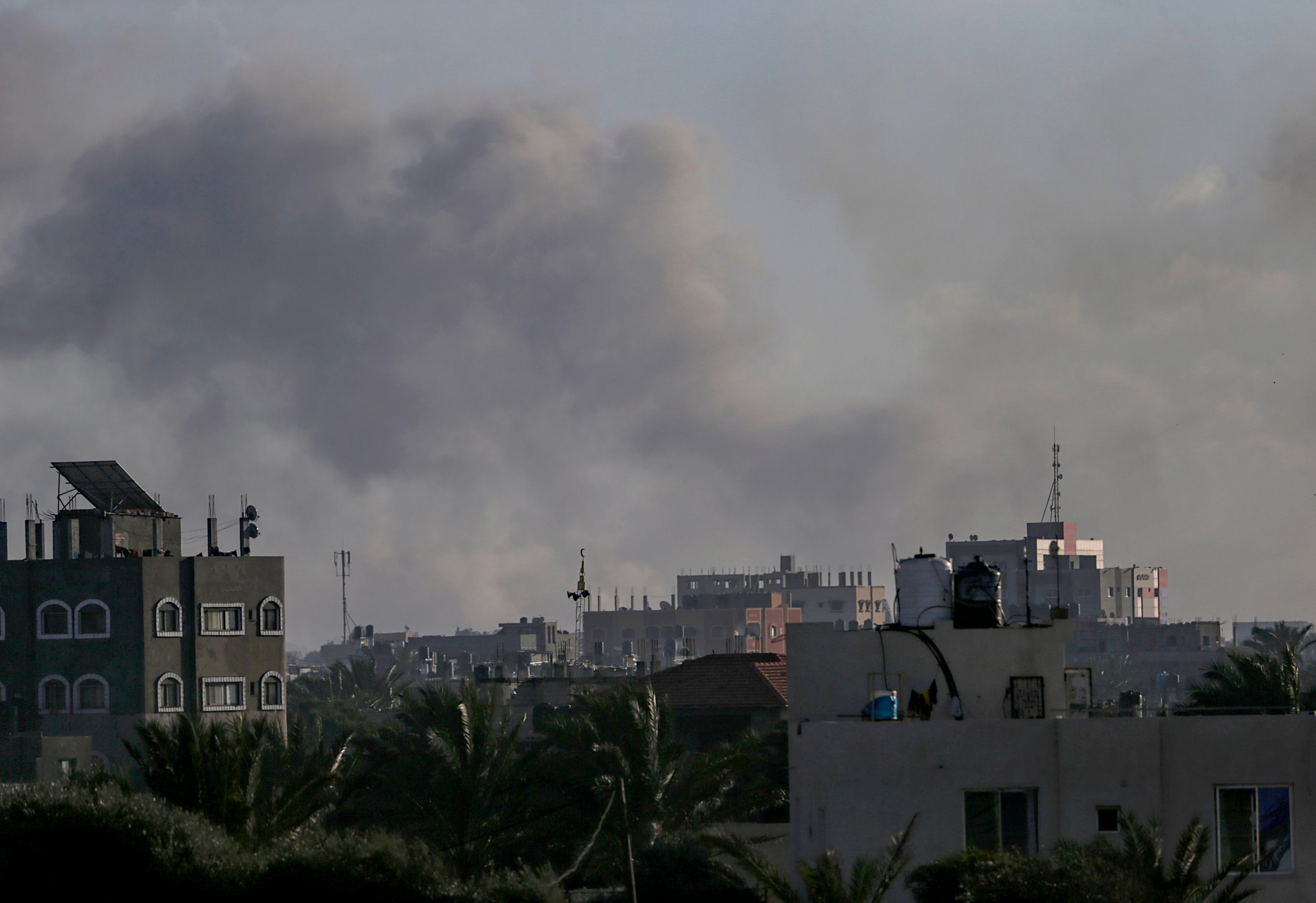 Sale humo por los bombardeos de Gaza