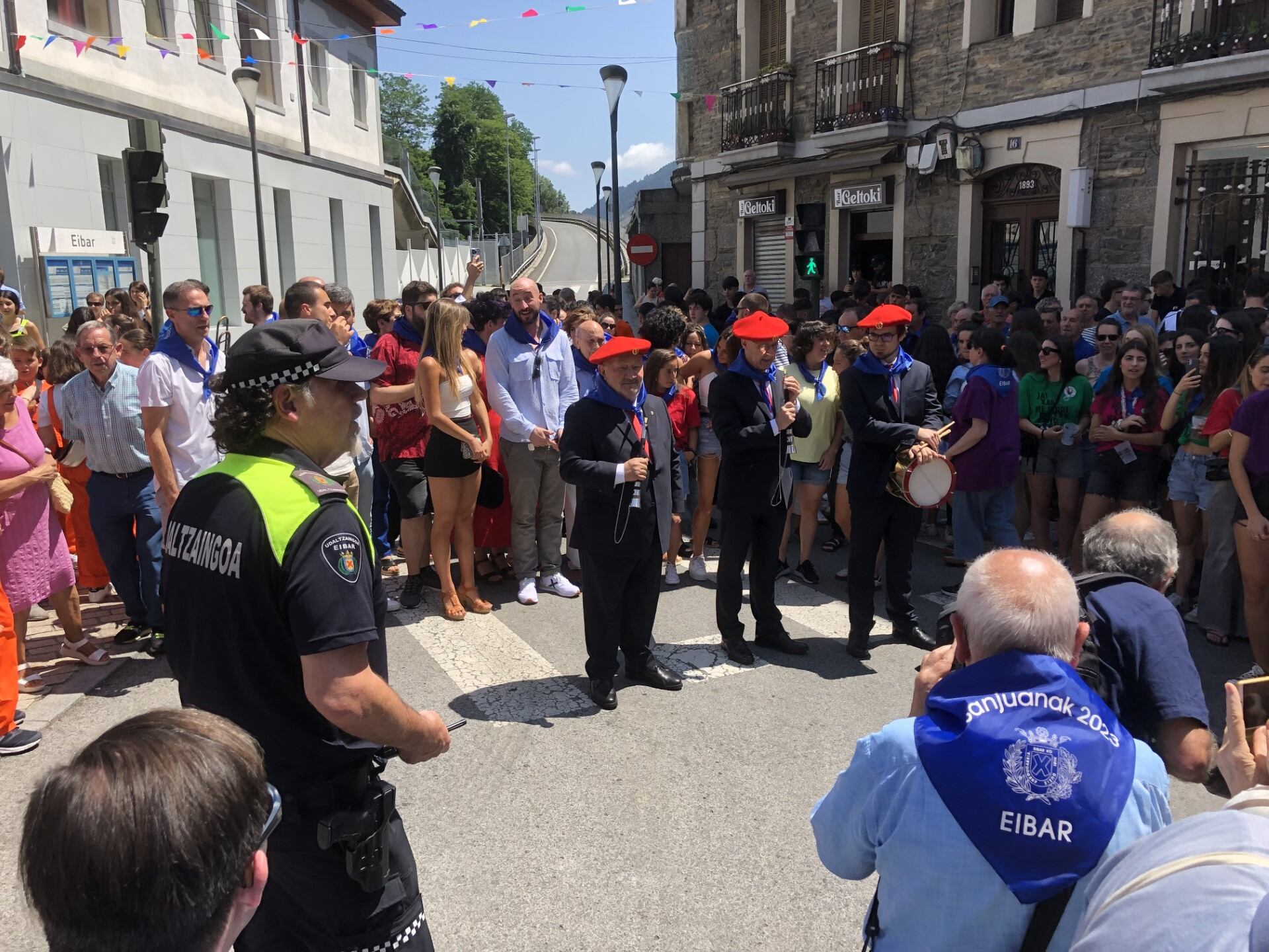 Los dulzaineros de Estella, recién llegados a la estación de Eibar